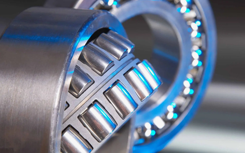 Hoe dragen gekruiste rollagers bij aan het verminderen van wrijving en het minimaliseren van het energieverbruik in mechanische systemen?